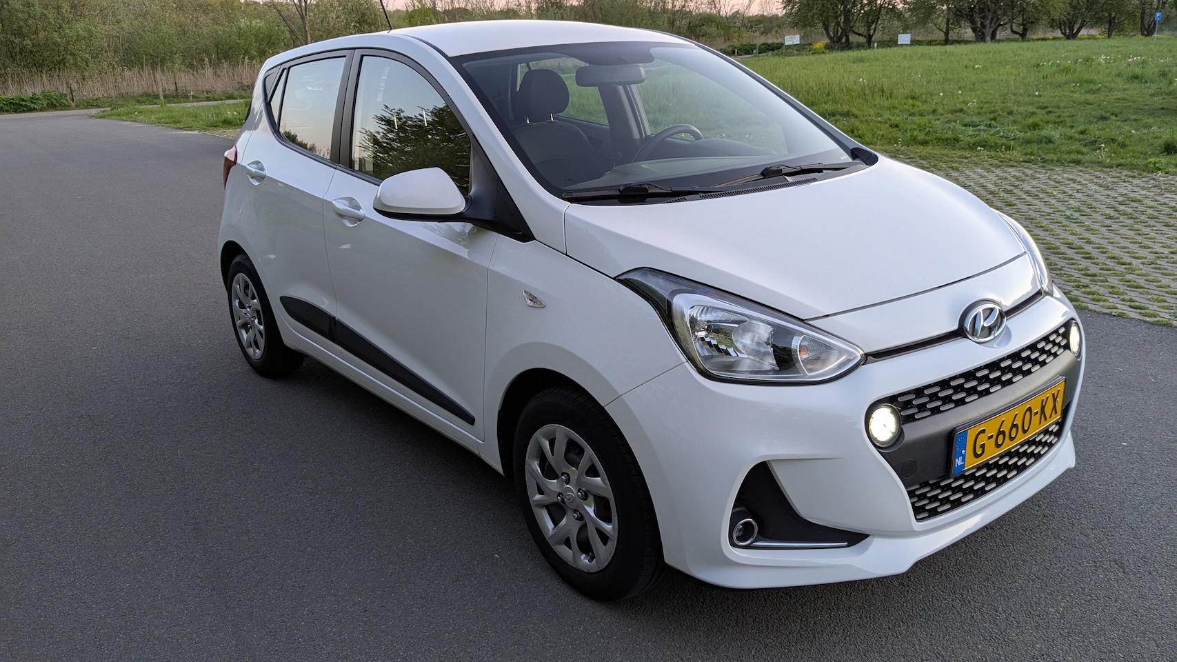 Hyundai i10 - 1.0i Comfort Ned. auto, navigatie,parkeersensoren achter. - AutoWereld.nl