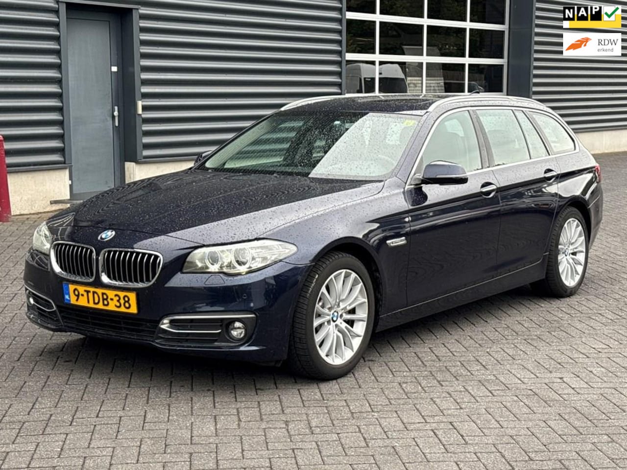 BMW 5-serie Touring - 528i High Luxury Edition / PANO / TREKHAAK / LEDER / MOTOR DEFECT - AutoWereld.nl