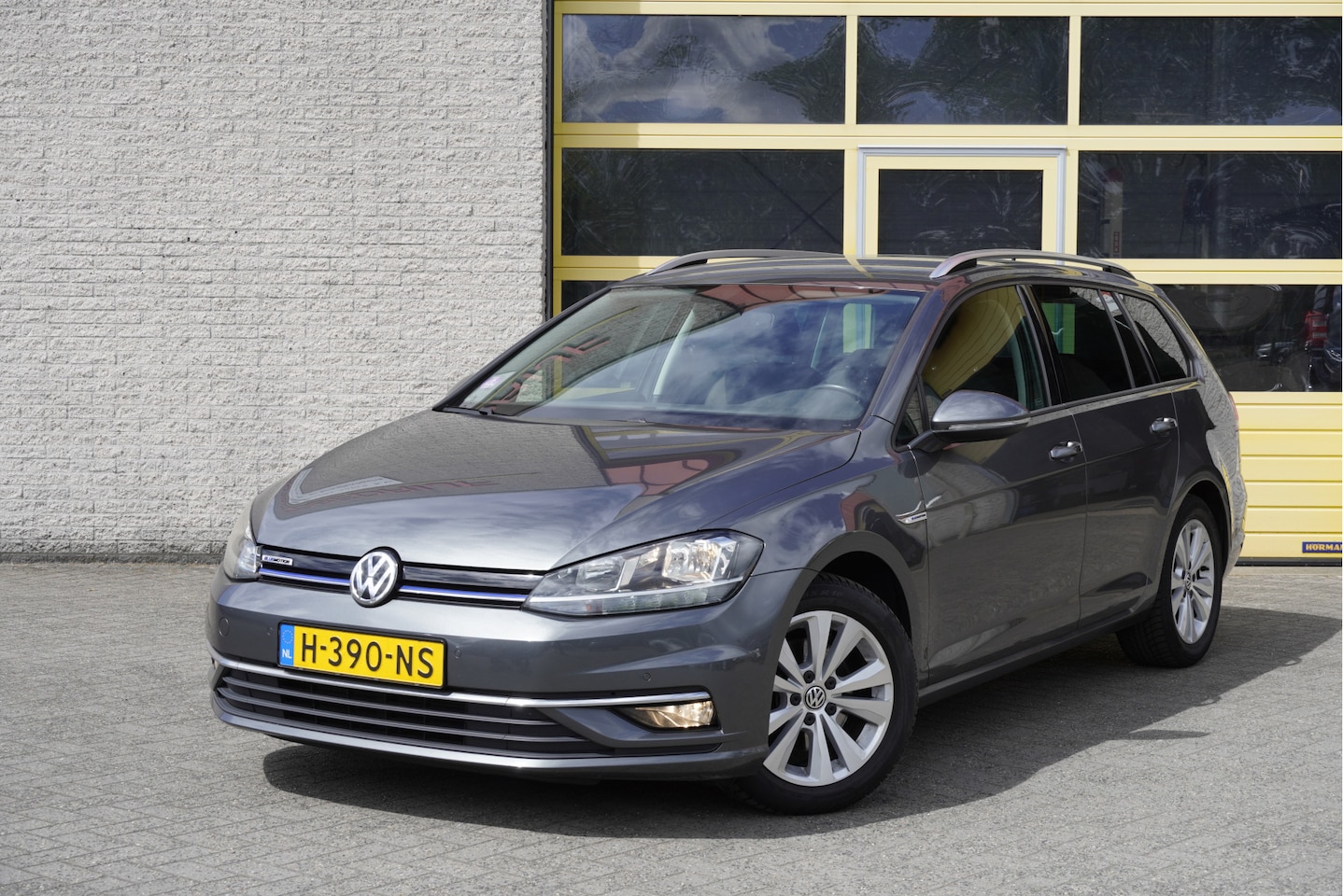 Volkswagen Golf Variant - 1.5 TSI 131PK! Highline BJ2020 Lmv 16" | Led | Pdc | Navi | Trekhaak | App-Connect | Clima - AutoWereld.nl