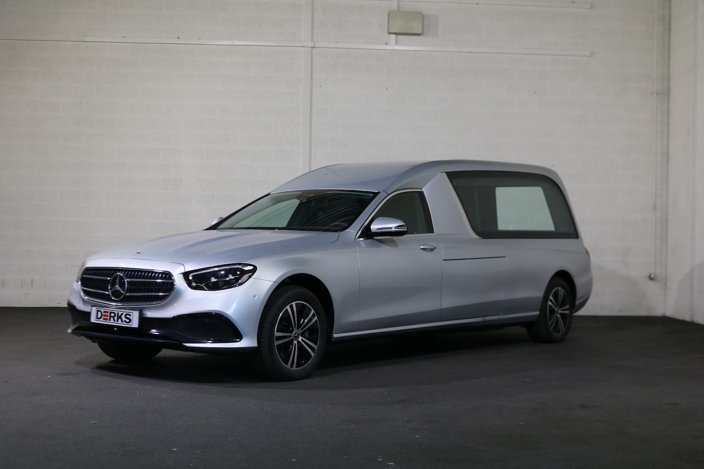 Mercedes-Benz E-klasse - E220 D 4Matic Glaswagen 3-deurs Begrafeniswagen (nieuwe ombouw) - AutoWereld.nl