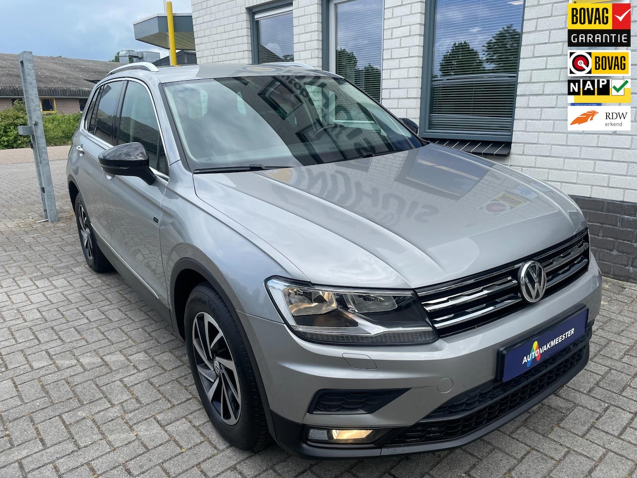 Volkswagen Tiguan - 1.5 TSI ACT Highline / Trekhaak / Add. Cruise / PDC V+A / Navigatie / Telefoon / Climate C - AutoWereld.nl