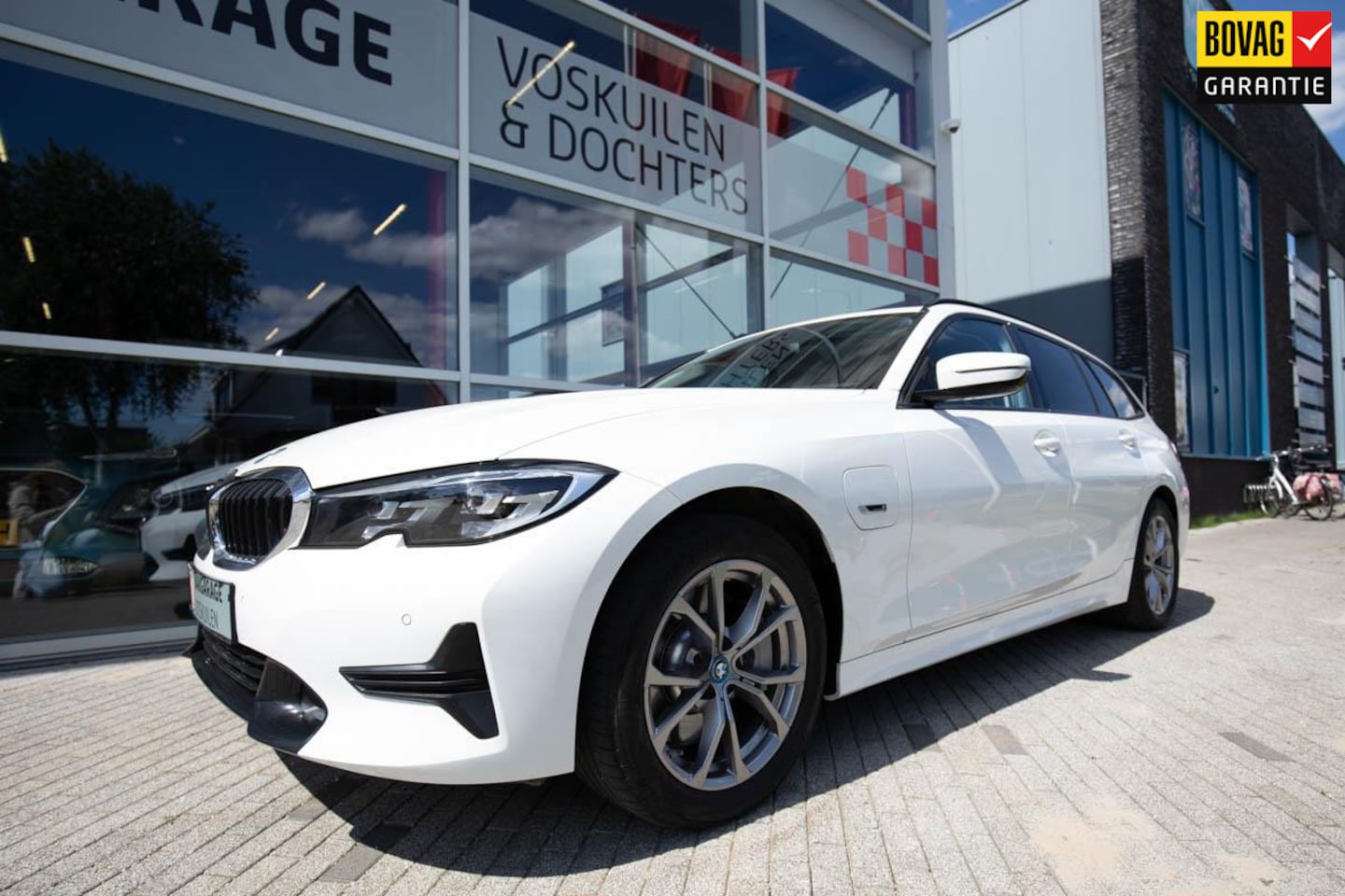 BMW 3-serie Touring - 330e xDrive Sportline | Shadow Line | Trekhaak PHEV - AutoWereld.nl