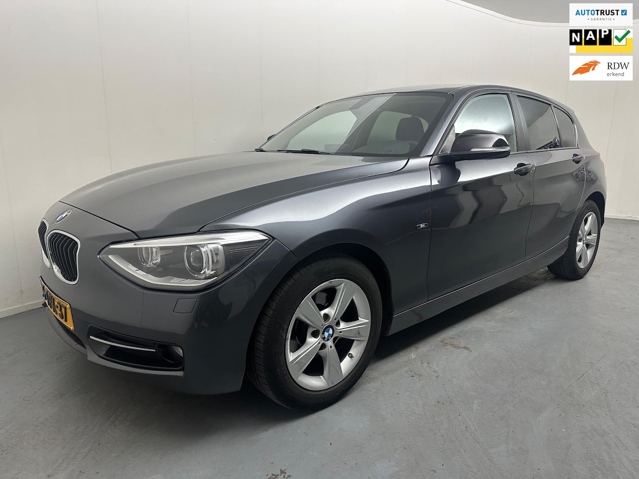 BMW 1-serie - 116i High Executive # Sport # Leder # Automaat # Navi # Camera # Lmv # Trekhaak - AutoWereld.nl