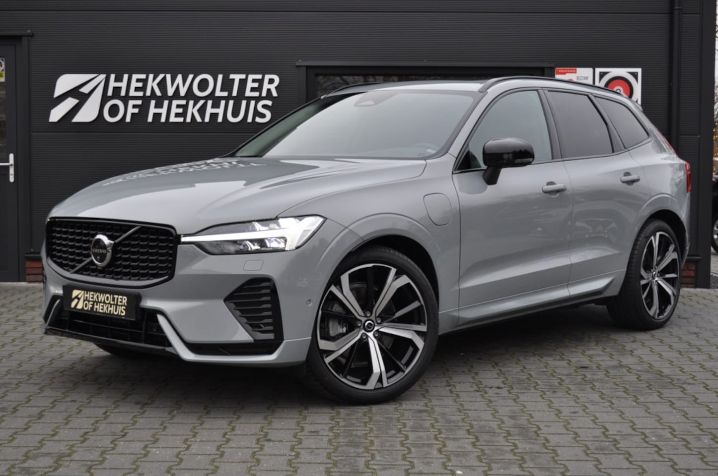 Volvo XC60 - 2.0 T6 AWD Ultimate Black Edition | Luchtvering | Trekhaak | Pan - AutoWereld.nl