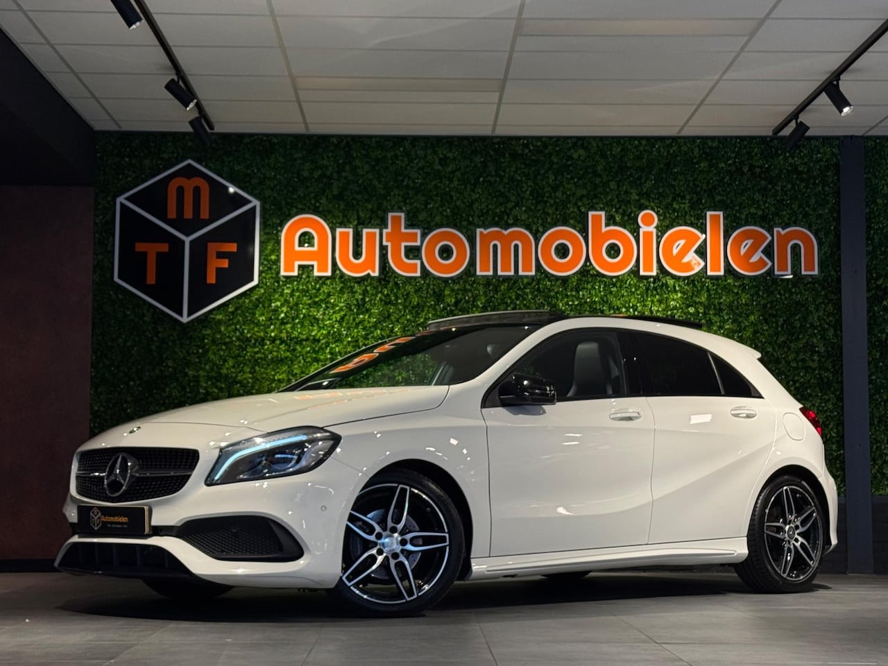 Mercedes-Benz A-klasse - 160 AMG Night Ed.|PANO|CAMERA|SFEERVERL - AutoWereld.nl
