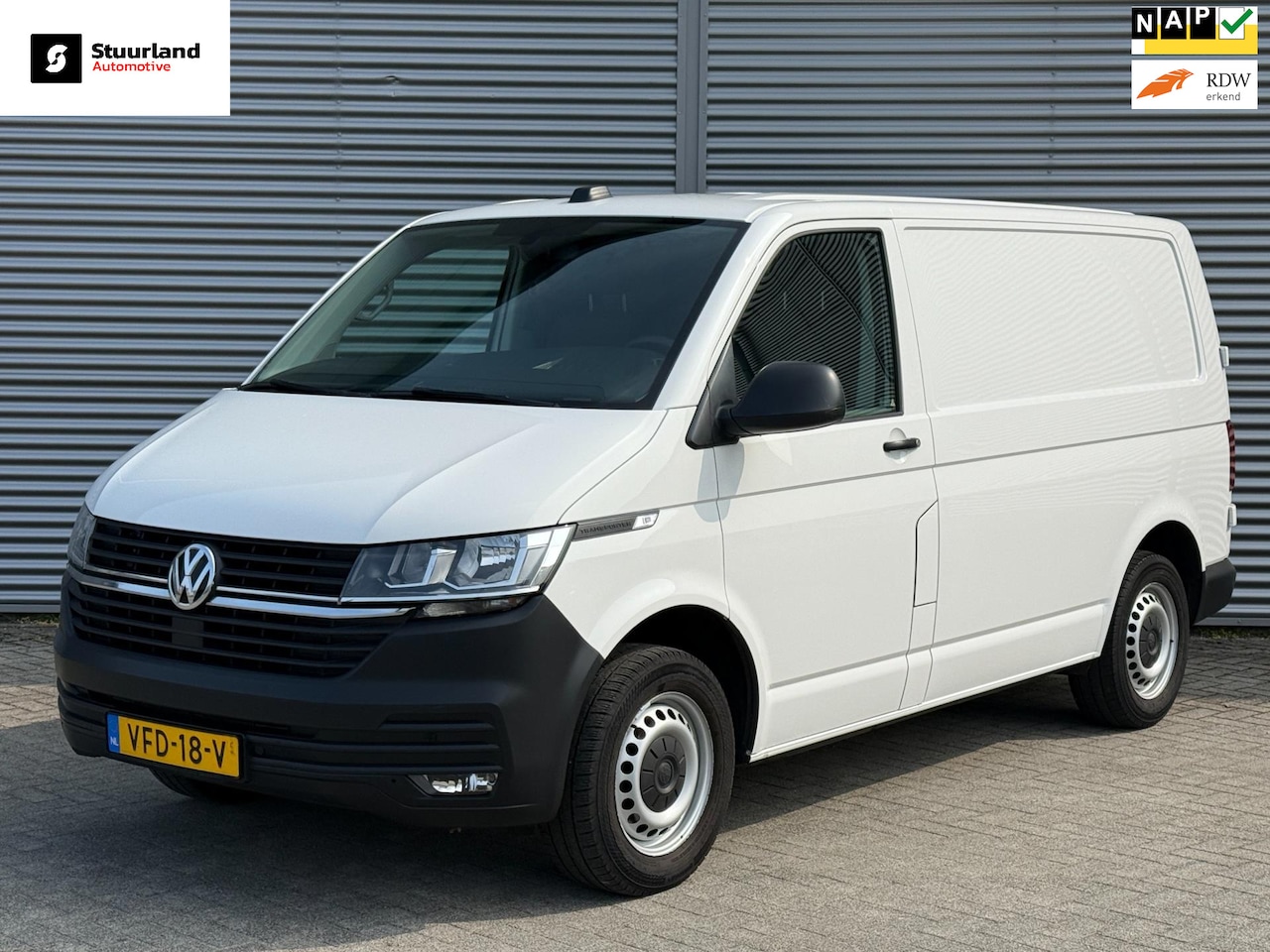 Volkswagen Transporter - 2.0 TDI L1H1 28 Airco/ Cruise/ 2x PDC/ Camera/ Carplay/ - AutoWereld.nl