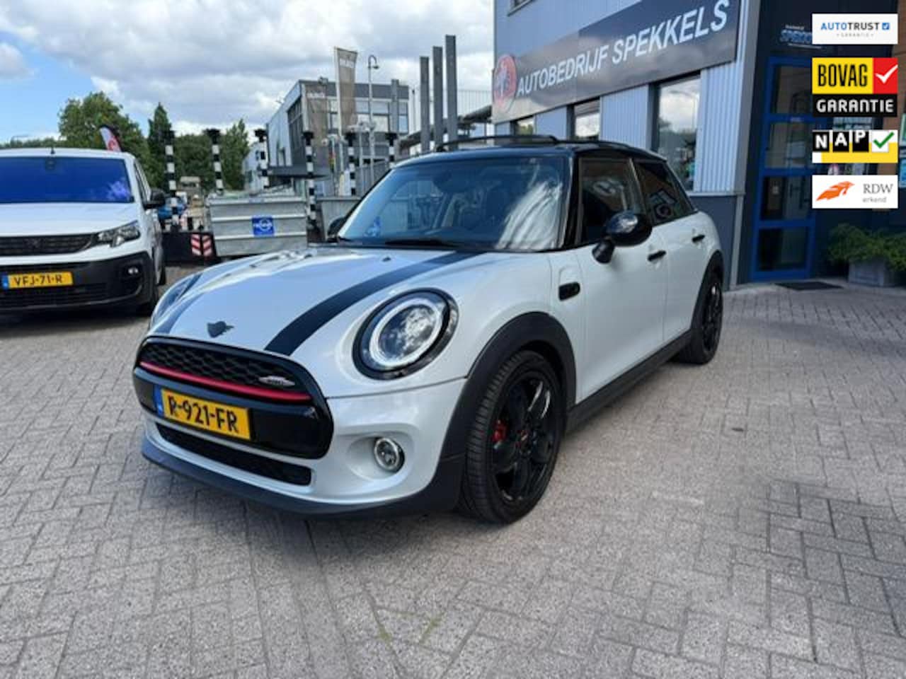 MINI Cooper - Mini 1.5 Chili Serious Business 6 maanden garantie Auto is compleet aan gepast naar bouwja - AutoWereld.nl