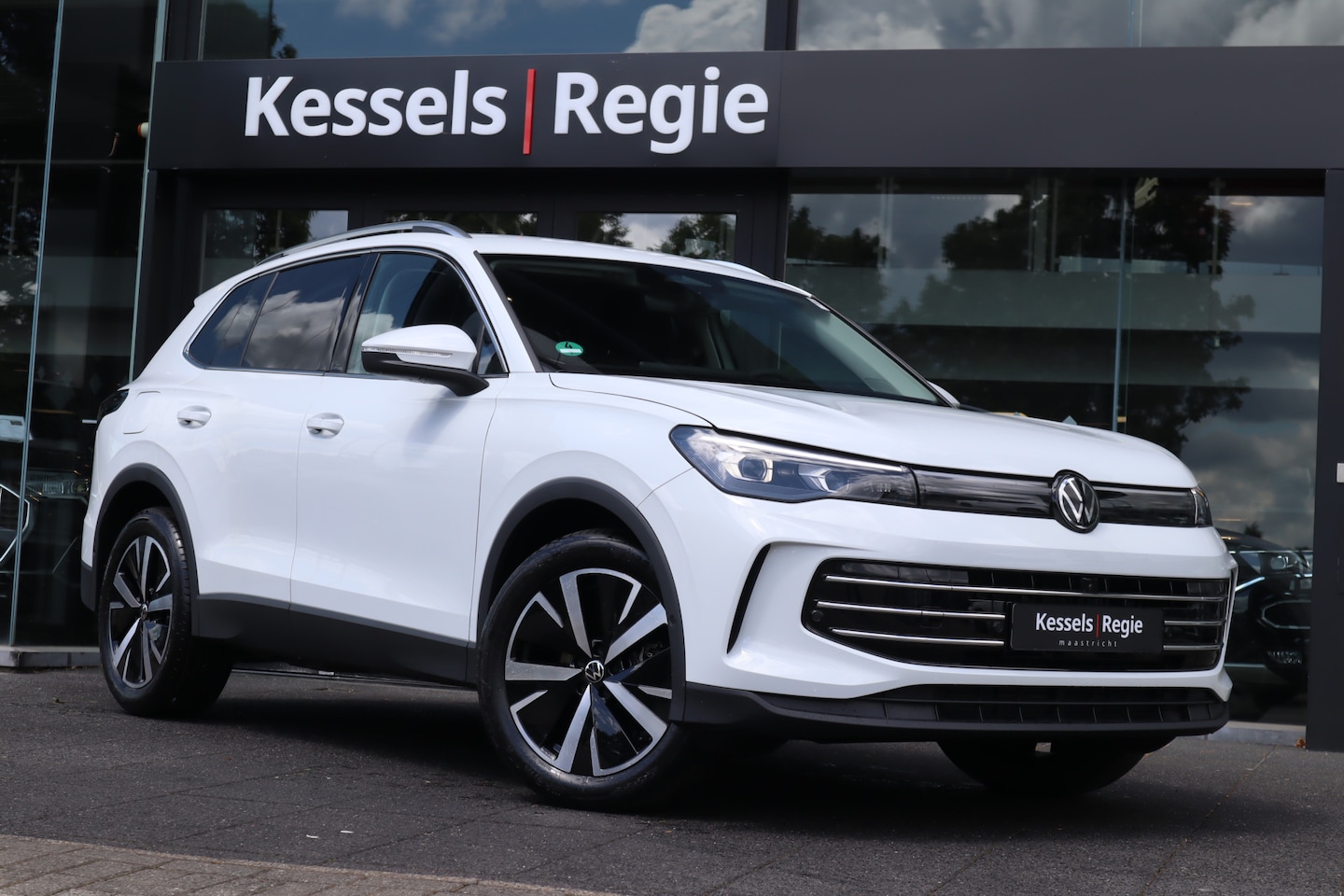 Volkswagen Tiguan - 1.5 eTSI Elegance Matrix Led Leer 360 Camera HuD - AutoWereld.nl
