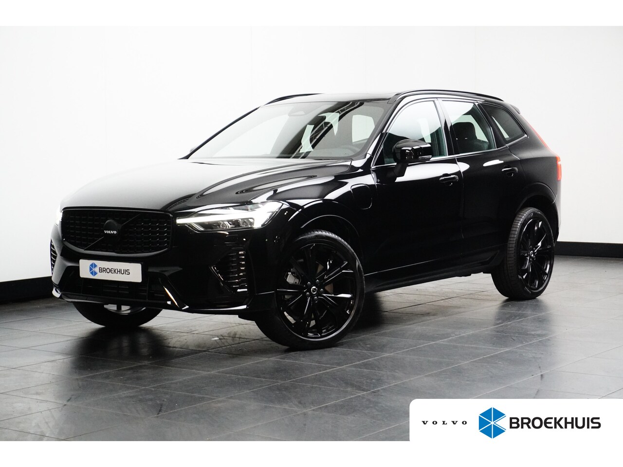 Volvo XC60 - Plus Black Edition Recharge Plug-In Hybrid AWD 2025 | Trekhaak | 360 Camera | Pilot Assist - AutoWereld.nl