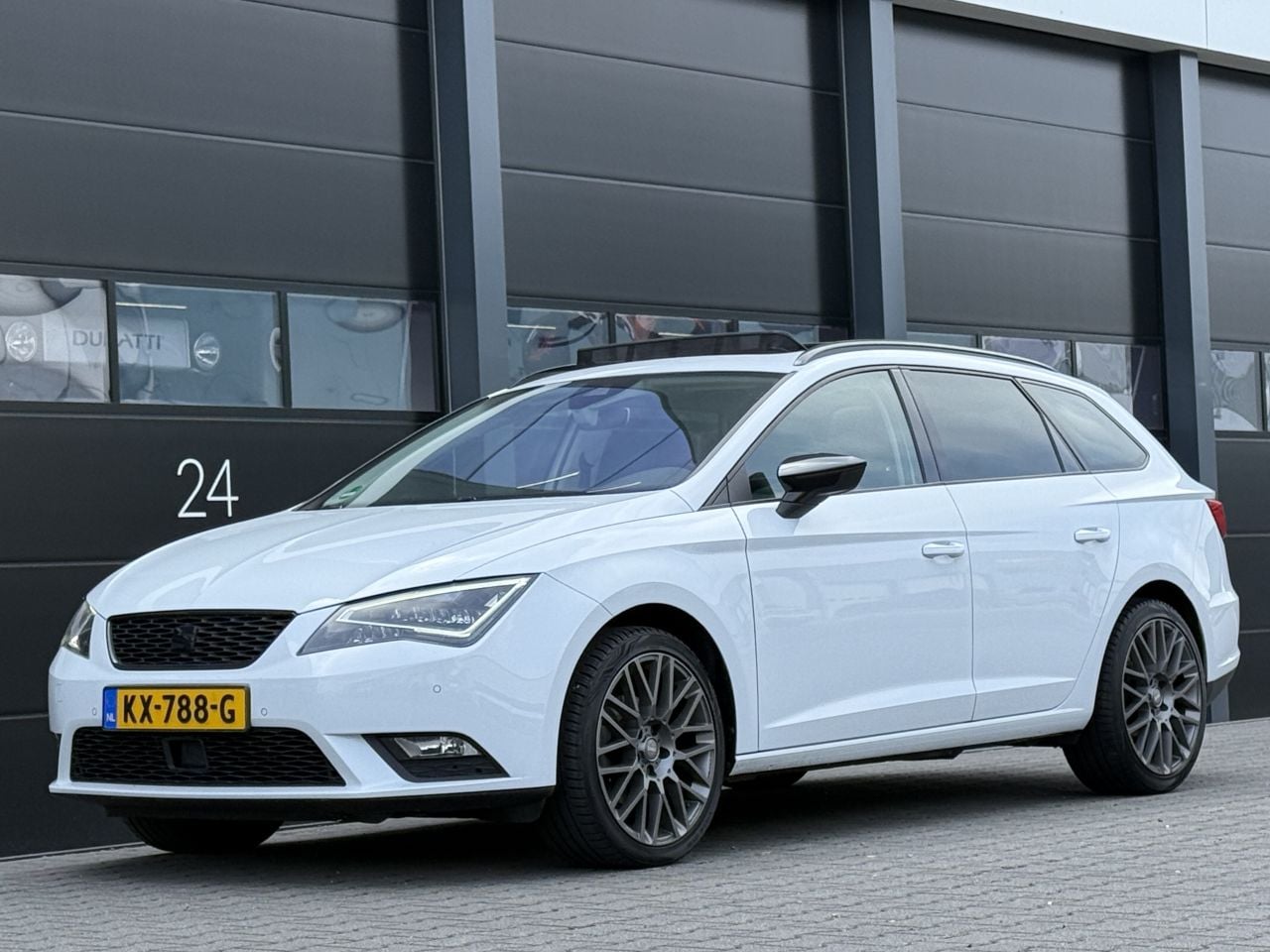 Seat Leon ST - 1.6 TDI Virtual Cockpit | Pano | Automaat - AutoWereld.nl