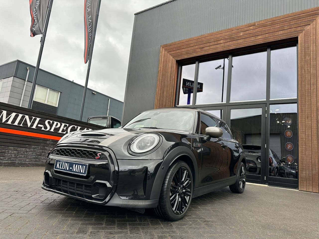 MINI Cooper S - Mini 2.0 Essential F1 aut 178pk/Leer/Pano/Camera/HK/Head up - AutoWereld.nl