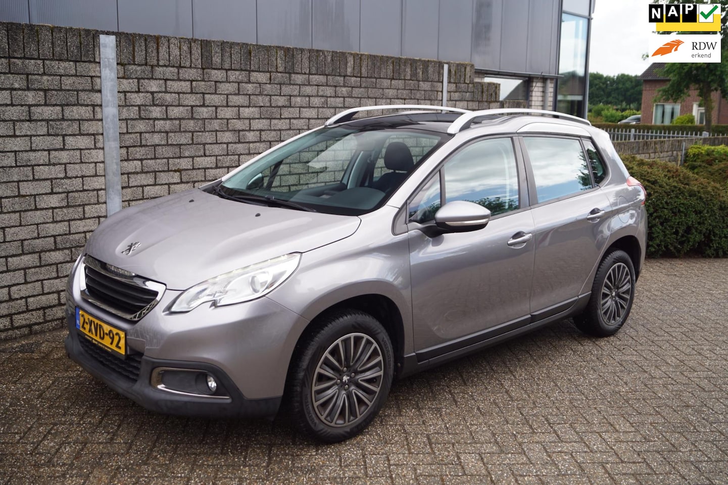 Peugeot 2008 - 1.2 PureTech Active Autom Panodak Sportst Navi Airco Cruise PDC Trekhaak ENZ NL Auto. - AutoWereld.nl