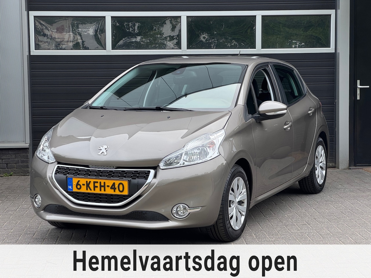 Peugeot 208 - 1.2 VTi Envy Trekhaak, Navi, Cruise, Climate Control, PDC, NAP - AutoWereld.nl
