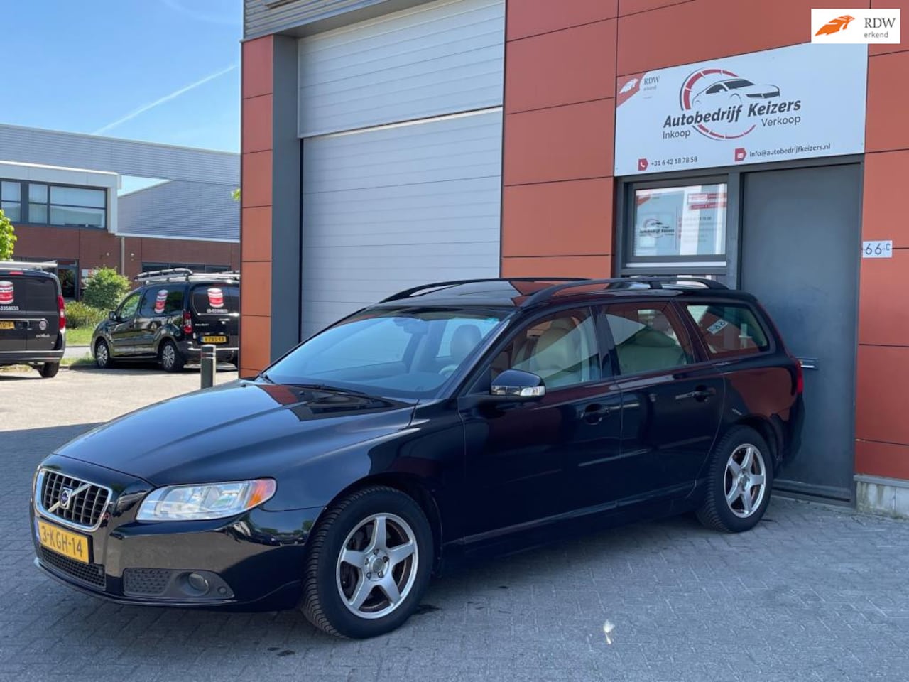 Volvo V70 - 2.5T Momentum LPG AUTOMAAT APK SCHUIFDAK LEER PDC CLIMA - AutoWereld.nl