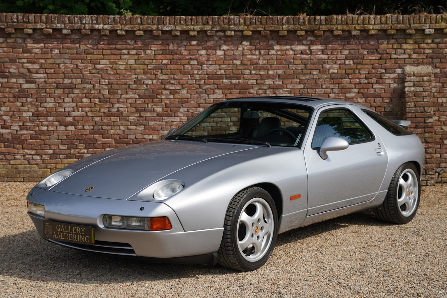 Porsche 928 - GTS PRICE INCL. VAT ! "Polarsilbermetallic" Recent major service, This is a low kilometers - AutoWereld.nl