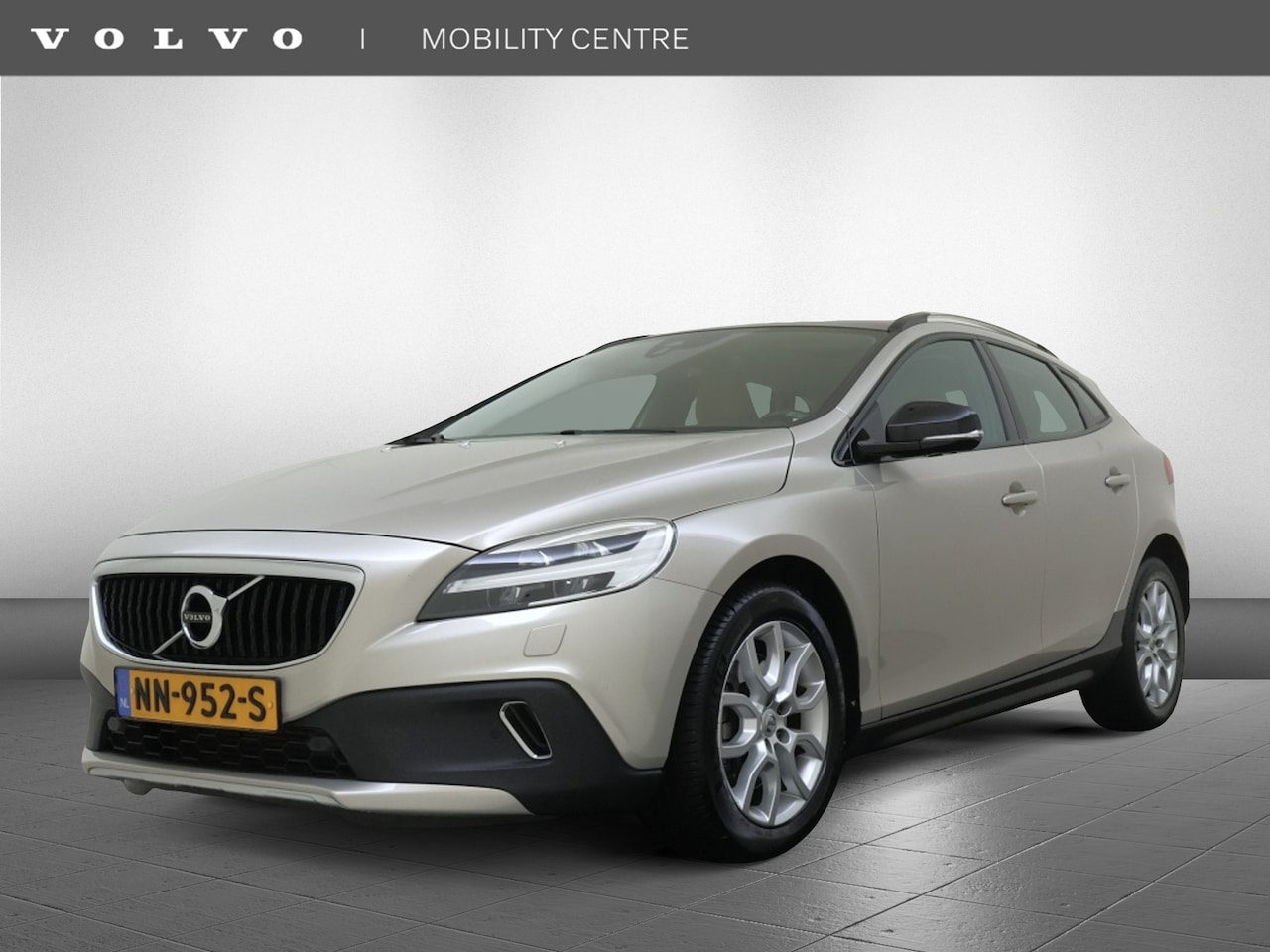 Volvo V40 Cross Country - 1.5 T3 Nordic+ | Leder | Parkeerverwarming | BLIS | - AutoWereld.nl