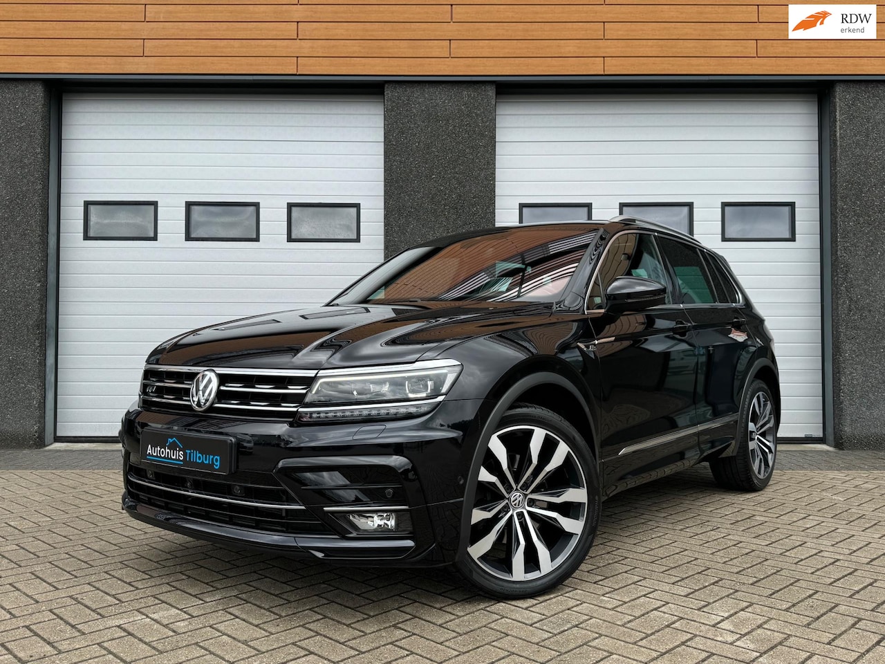 Volkswagen Tiguan - 2.0 TSI 4Motion 3x R-Line 220PK Pano Trekhaak Keyless - AutoWereld.nl