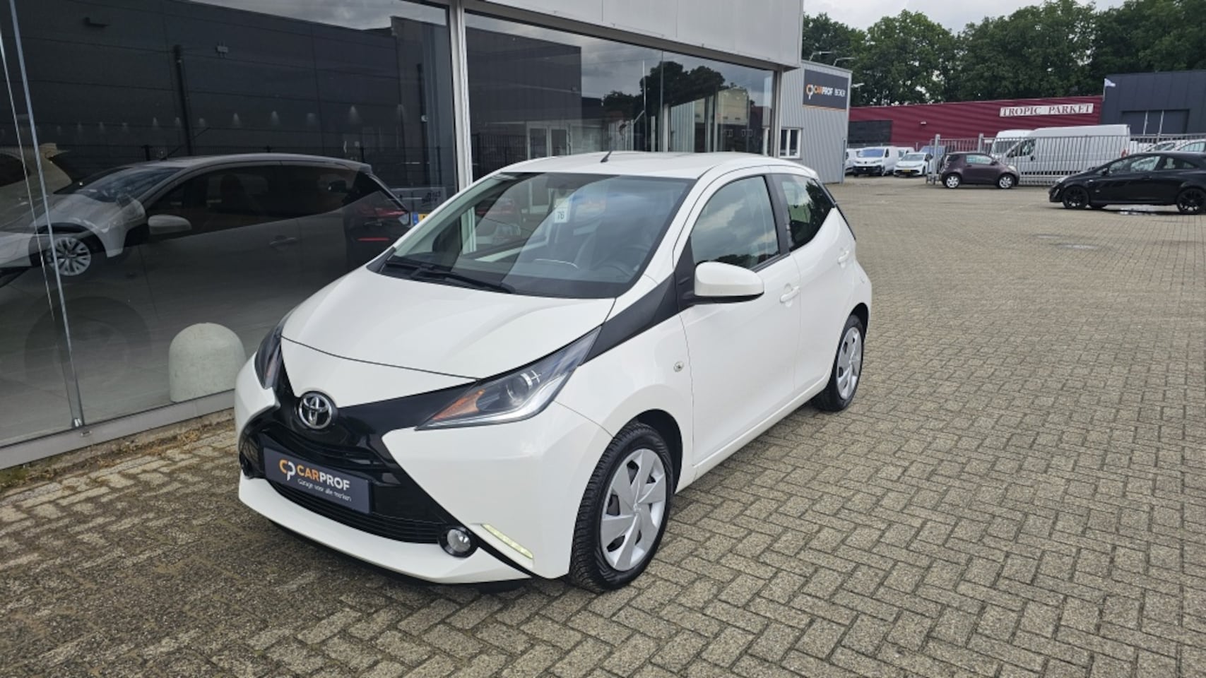 Toyota Aygo - 1.0 x-play NLauto | All-seasons | Dealeronderhouden | 1e eigenaa - AutoWereld.nl