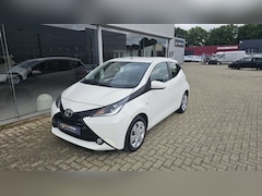 Toyota Aygo - 1.0 x-play NLauto | All-seasons | Dealeronderhouden | 1e eigenaa