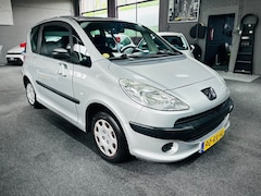 Peugeot 1007 - 1.4 Urban Rijdt schakelt goed