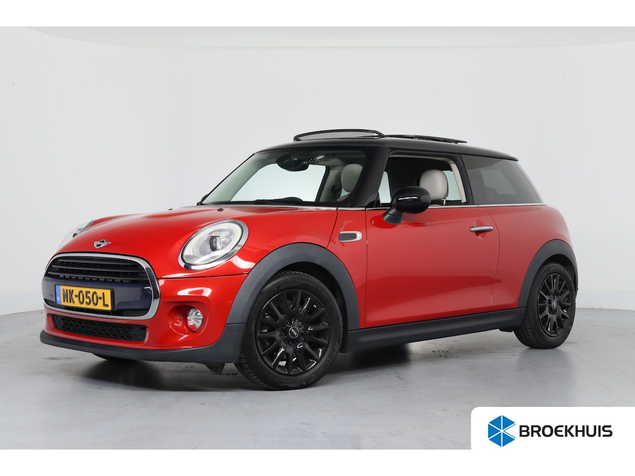 MINI Cooper - Mini 1.5 Serious Business | Panodak | Leder | Sportstoelen | Led | Navigatie | Cruise Cont - AutoWereld.nl
