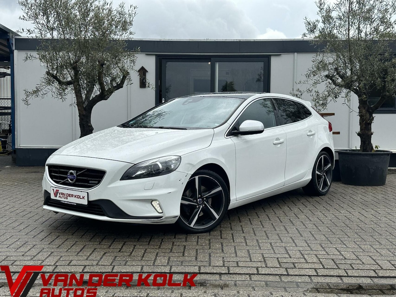 Volvo V40 - 1.6 T2 R-Design Panorama dak Lichtmetalen velgen navigatie - AutoWereld.nl