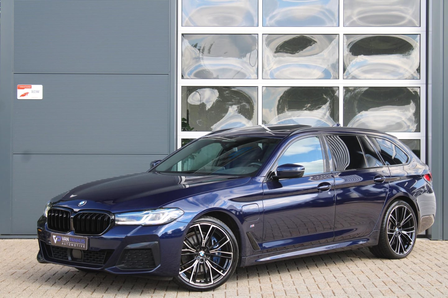 BMW 5-serie Touring - 530e xDrive M-Sport | Pano | ACC | Laser | HUD | Memory | Trekhaak - AutoWereld.nl