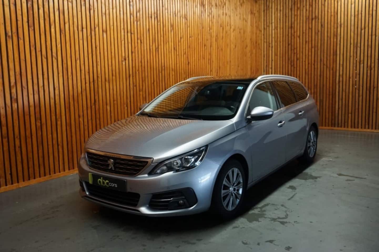 Peugeot 308 - SW 1.2 PURETECH BLUELEASE PREMIUM/ PANODAK - AutoWereld.nl