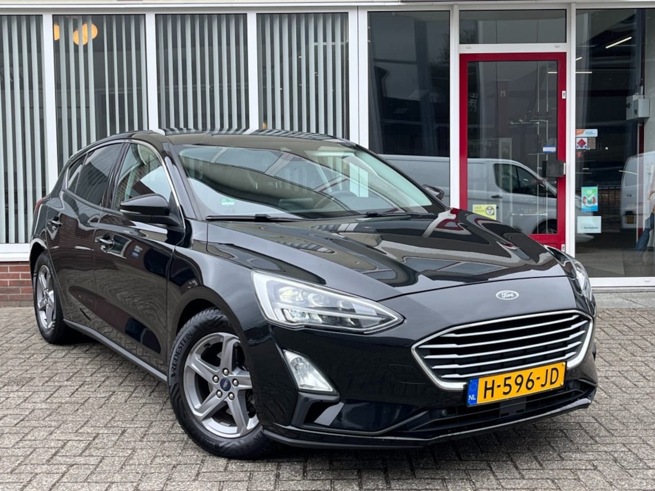 Ford Focus - 1.0 Titanium I Carplay I Navi I Clima I Trekhaak I Stoel/Stuurverw. I LED - AutoWereld.nl
