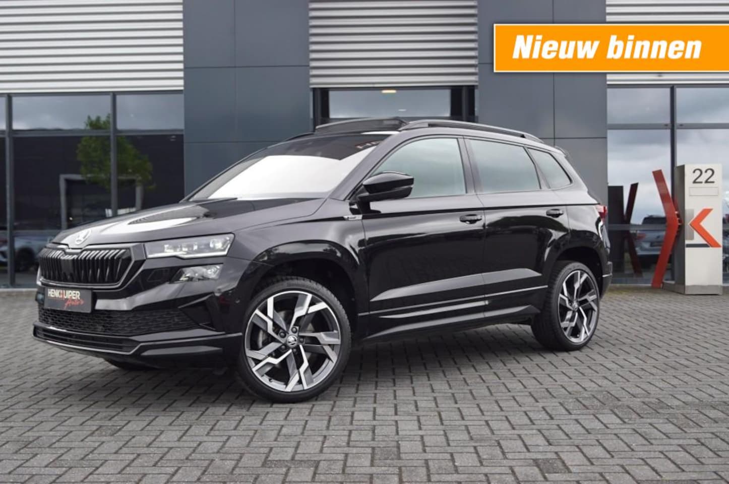 Skoda Karoq - 1.5 TSI DSG Sportline/ Panodak/ Navi/19 LM /Camera/Trekhaak wegk - AutoWereld.nl