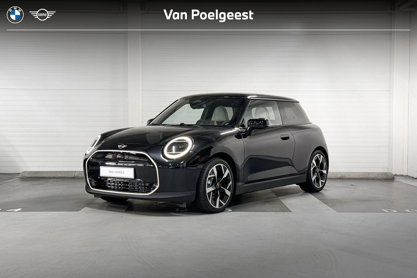 MINI Cooper - E |  Favoured Uitvoering | L Pakket | 18" Slide Spoke two-tone - AutoWereld.nl