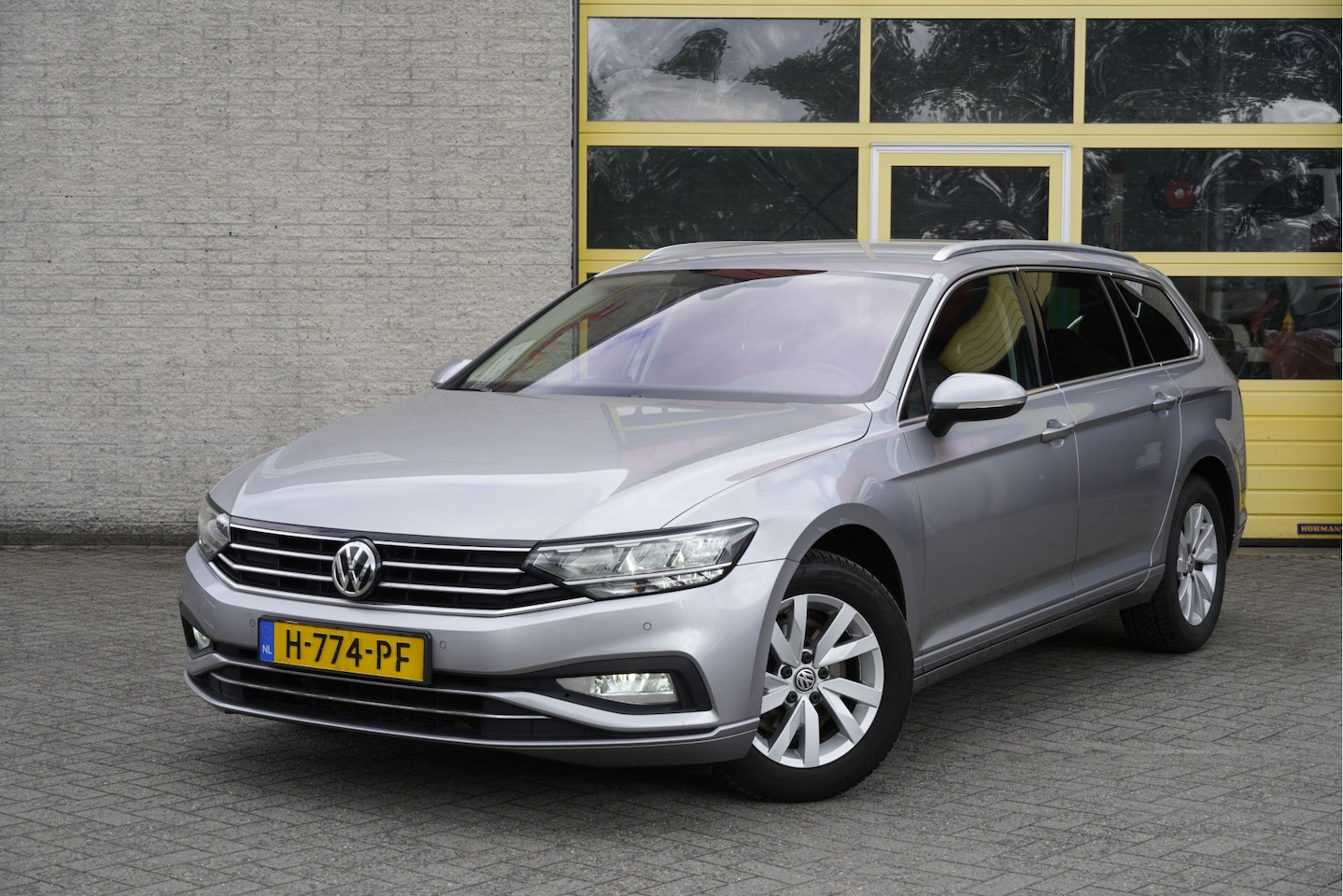 Volkswagen Passat Variant - 1.6 TDI Automaat! Comfort Business BJ2020 Lmv 16" | Led | Pdc | Navi | Trekhaak | Elek. ac - AutoWereld.nl