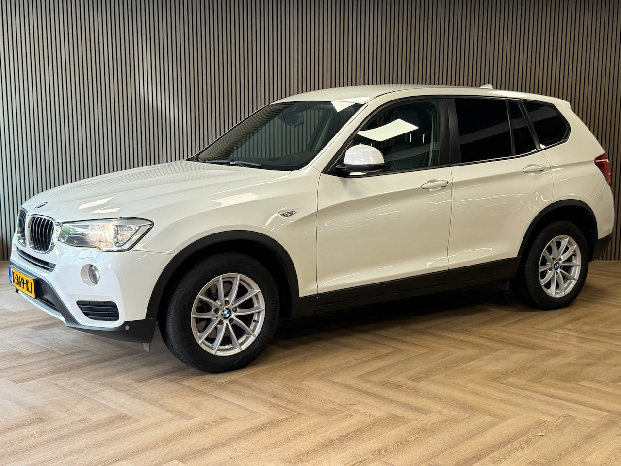 BMW X3 - XDrive20i Executive AUTOMAAT / CRUISE / NAVI / STOELVERWARMING / PARKEERSENSOREN - AutoWereld.nl