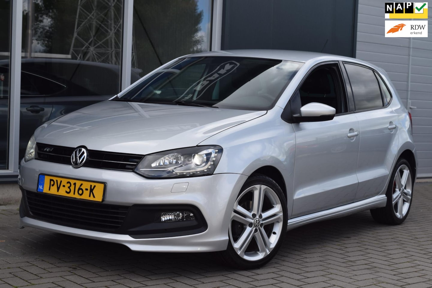 Volkswagen Polo - 1.2-12V R-Line | LED | Xenon | Clima | APK 5-2026 ! - AutoWereld.nl