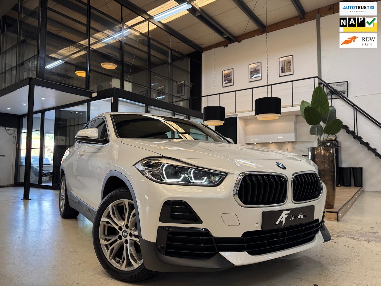 BMW X2 - SDrive18i Nette Auto LED Parkeersensoren Navigatie Bluetooth Cruise control Stoelverwarmin - AutoWereld.nl