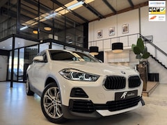 BMW X2 - SDrive18i Nette Auto LED Parkeersensoren Navigatie Bluetooth Cruise control Stoelverwarmin