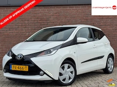 Toyota Aygo - 1.0 VVT-i x-play AUTOMAAT | NL-AUTO | CAMERA