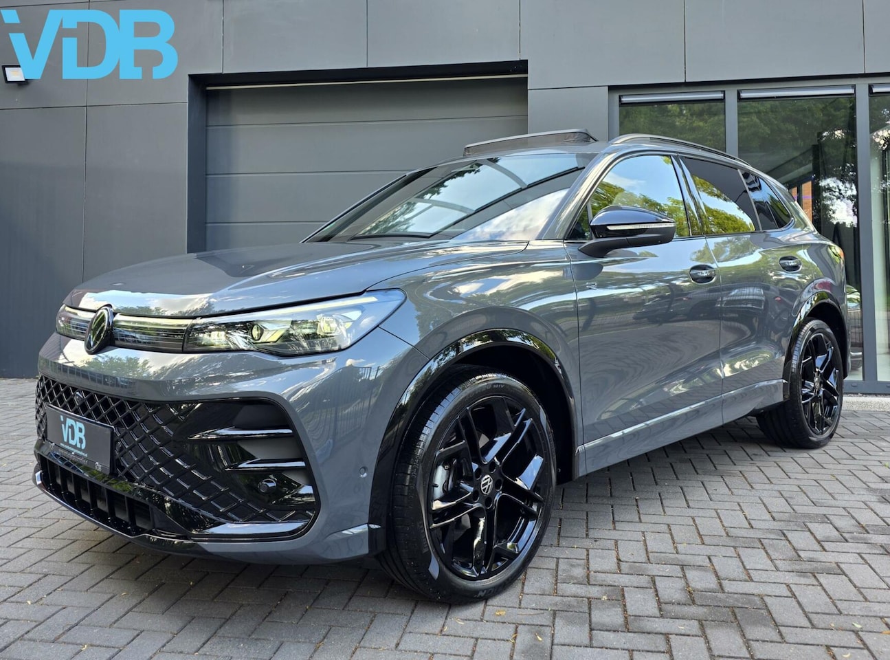 Volkswagen Tiguan - 1.5 eTSI R-Line BLACKEDITION MEMORY PANO - AutoWereld.nl