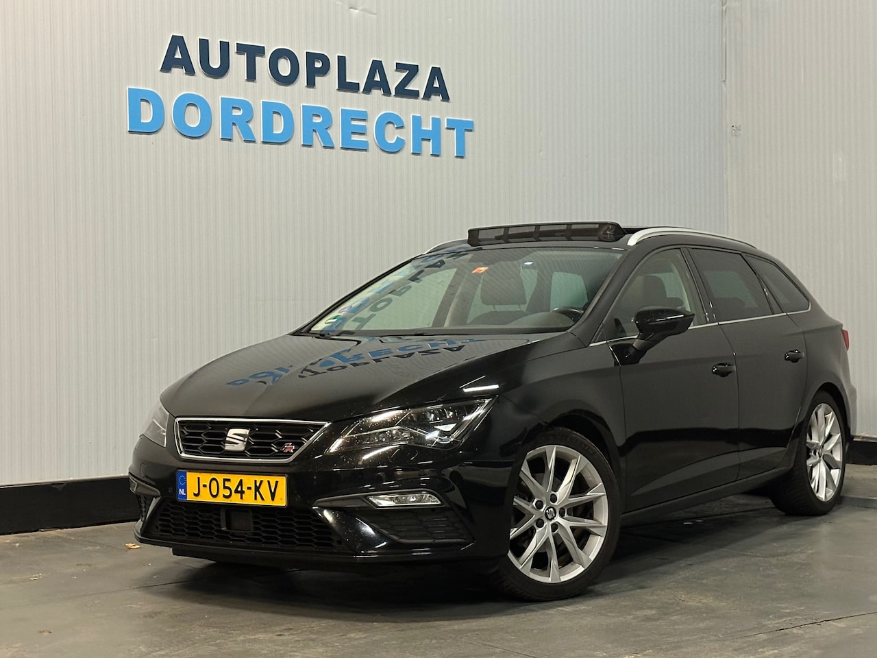 Seat Leon ST - 1.5 TSI FR Ultimate Edition PANO /VIRTUAL/ADAPTIVE CRUISE CONTROL - AutoWereld.nl