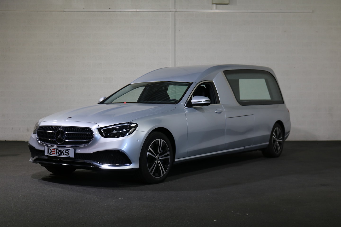 Mercedes-Benz E-klasse - E200T Glaswagen 3-deurs Begrafeniswagen (nieuwe ombouw) - AutoWereld.nl