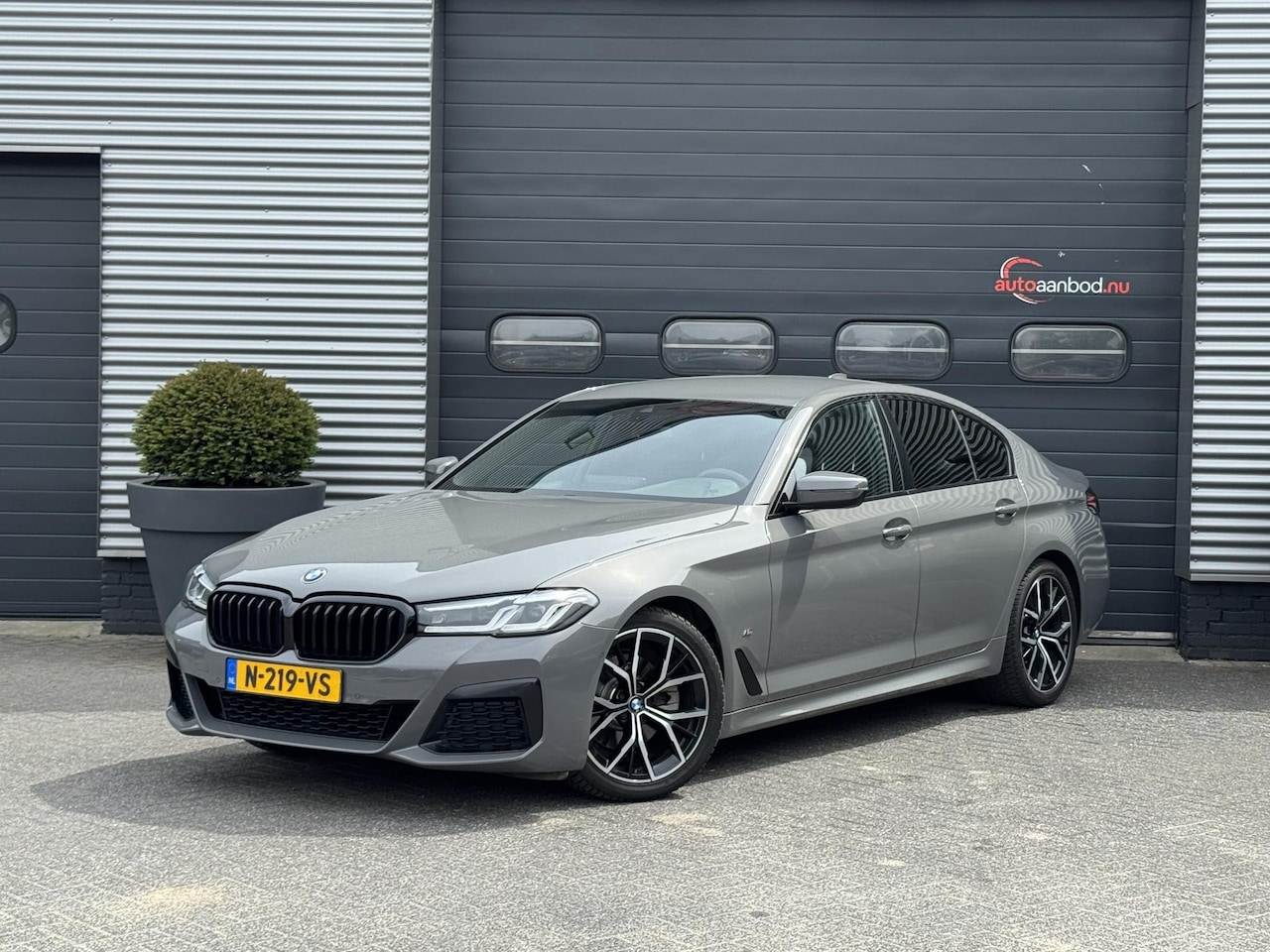BMW 5-serie - 520i High Executive M pakket | Camera | 19 Inch Lichtmetalen Velgen | Navigatie | Stoelver - AutoWereld.nl