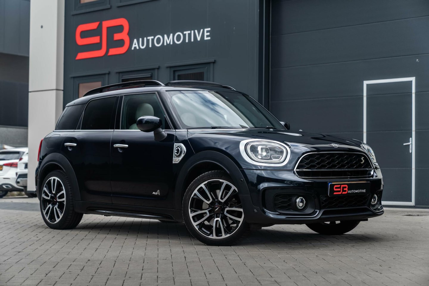 MINI Countryman - 2.0 Cooper S E ALL4 220PK Leder|Pano|JCW|VOL - AutoWereld.nl