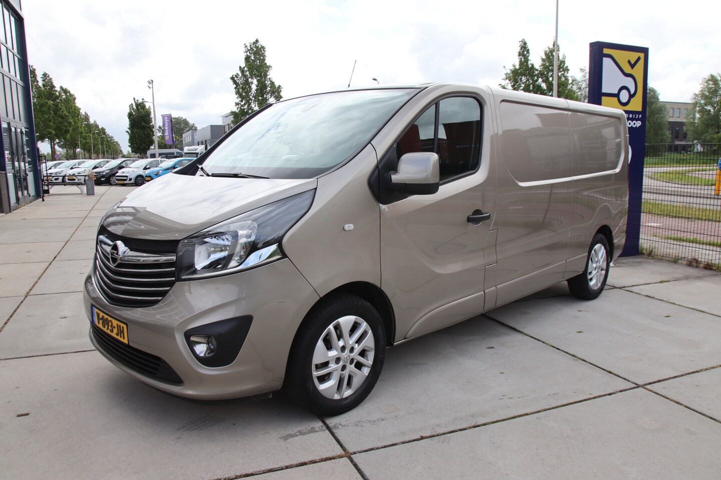 Opel Vivaro - 1.6 CDTI L2H1 Sport 3P, Camera, Cruise, betimmerd, NIEUWSTAAT! Lente aanbieding! - AutoWereld.nl