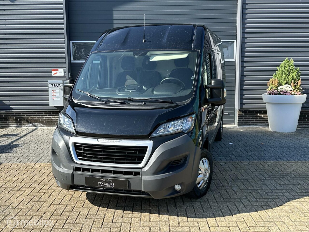 Peugeot Boxer - Bestel 330 2.0 BlueHDI L2H2 Premium Pack, airco, trekhaak, navigatie, cruise, apk 05-2026 - AutoWereld.nl