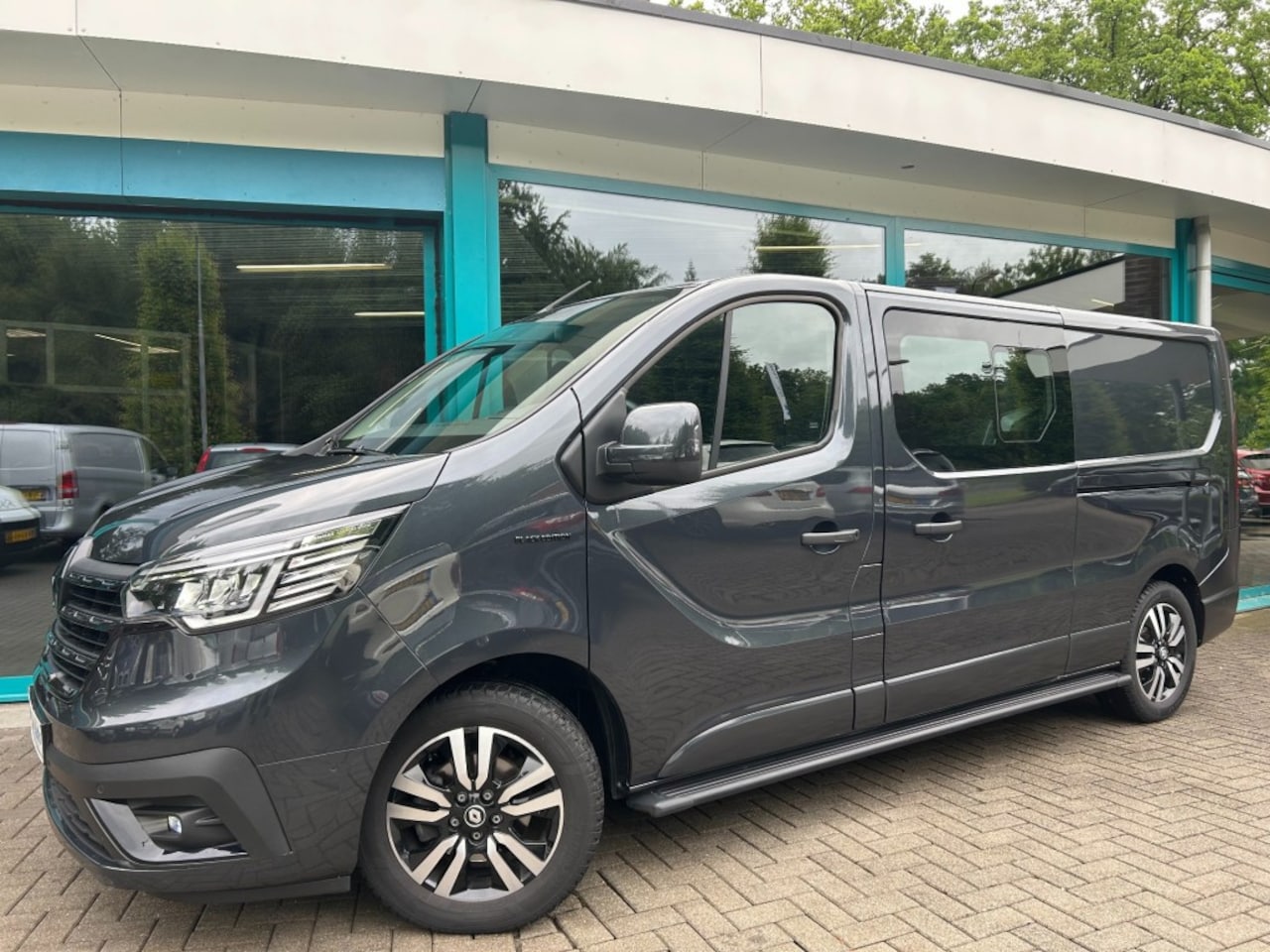 Renault Trafic - 2.0 DCI 170pk L2 DC Limited Black Edition CarPlay, LED, Camera, VOLL - AutoWereld.nl