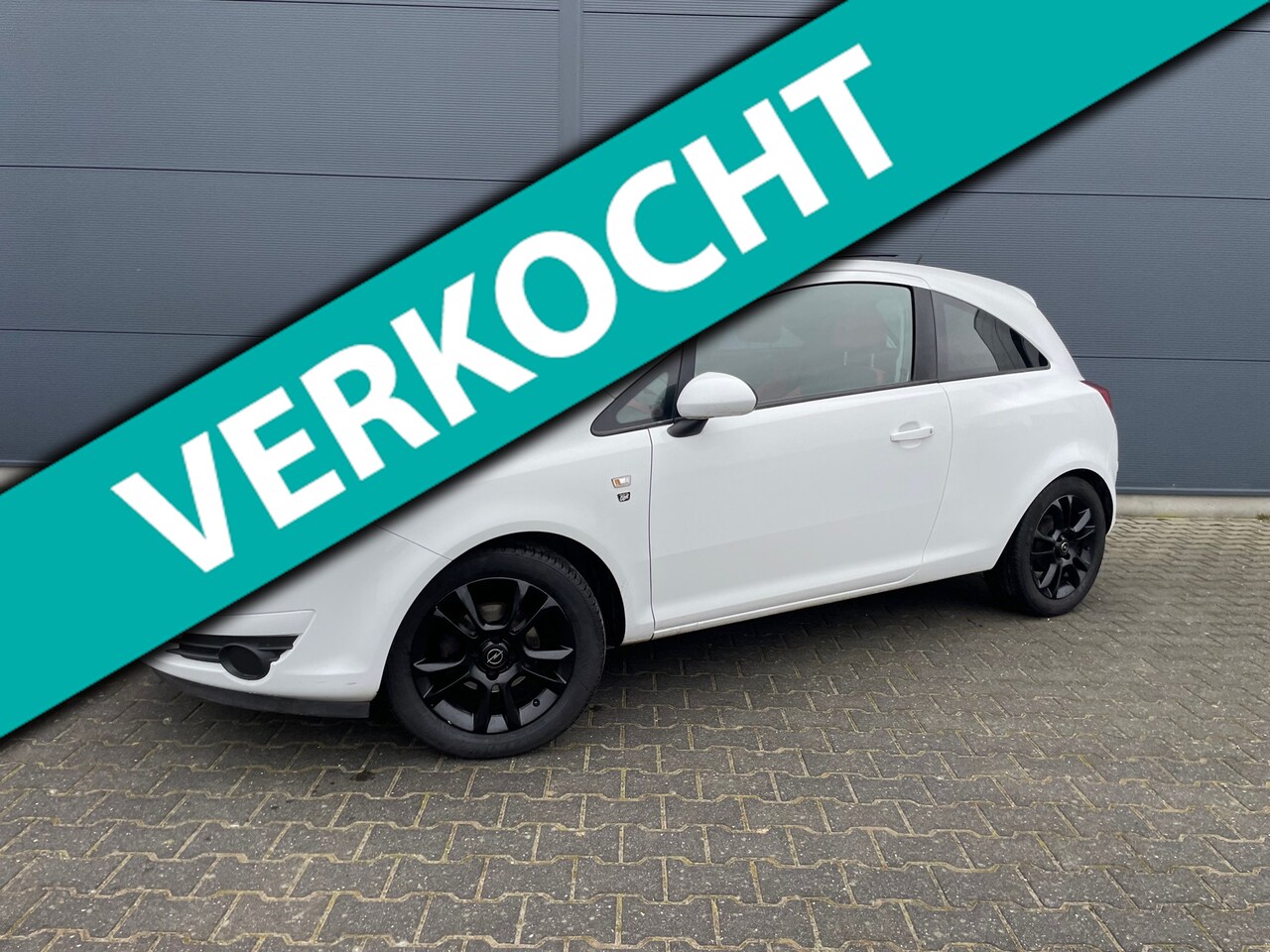 Opel Corsa - 1.2-16V met panoramadak / cruise / lmv / airco - AutoWereld.nl