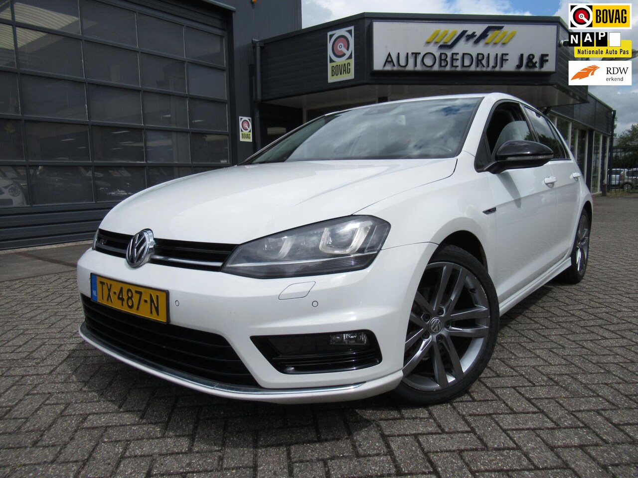 Volkswagen Golf - 1.4 TSI ACT Business Edition R Connected / Lounge / PDC / Stoelverwarming / NAV - AutoWereld.nl