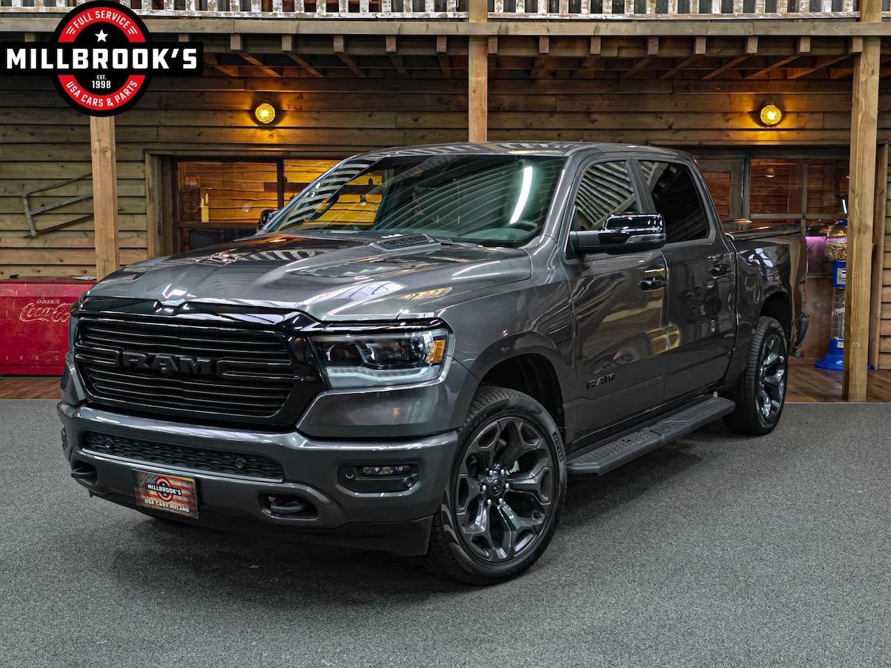 Dodge Ram 1500 - 5.7 V8 4x4 Laramie Night, panoramadak, 360 graden camera, 1e eigenaar!!! - AutoWereld.nl
