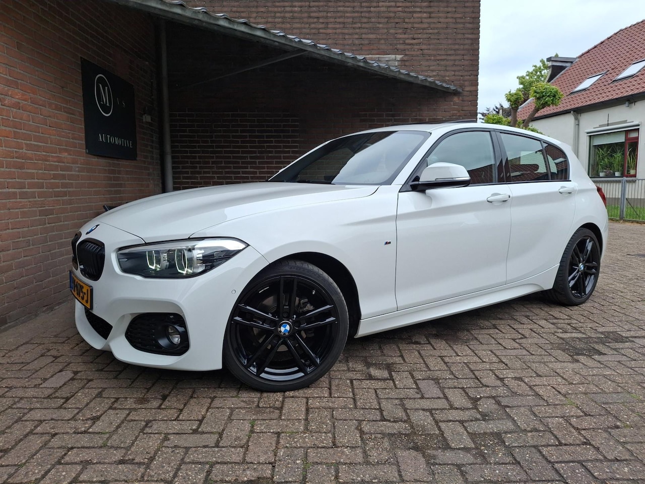 BMW 1-serie - 118i M-Sport Shadow Line Schuifdak / Apple Carplay / Navigatie / Led Verlichting / Lederen - AutoWereld.nl