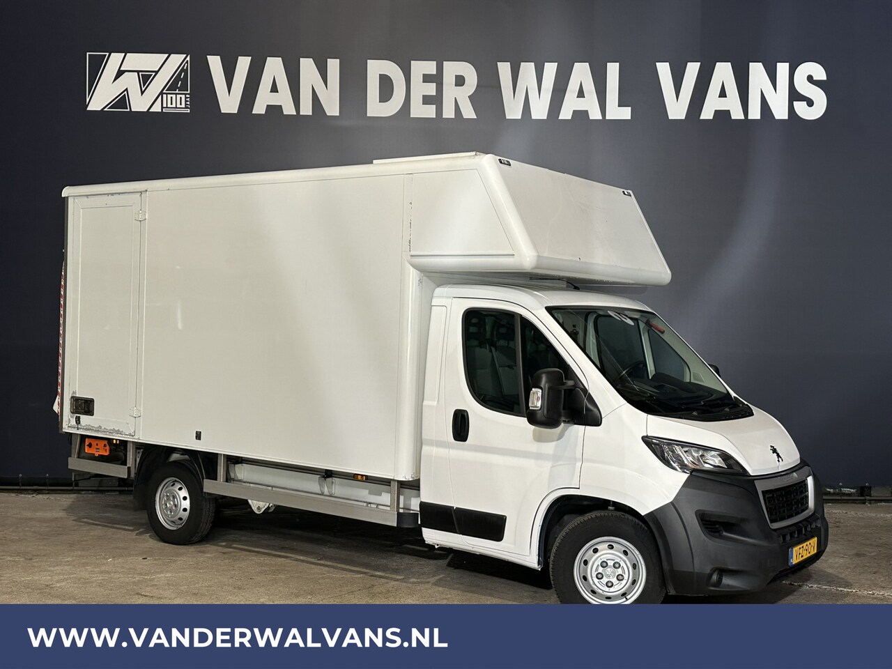 Peugeot Boxer - 2.2BlueHDi 165pk Bakwagen Laadklep Zijdeur Euro6 Airco | Lat om Lat betimmering Bijrijders - AutoWereld.nl